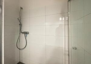 a bathroom with a shower with a shower head at Schönes Apartment im Herzen von Melle I home2share in Melle