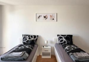dwa łóżka siedzące obok siebie w sypialni w obiekcie Schönes Apartment im Herzen von Melle I home2share w mieście Melle