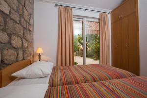 ドゥブロヴニクにあるアパートメンツ ベヌッシのベッドルーム1室(ベッド2台、窓付)