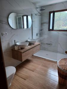 een badkamer met 2 wastafels en een spiegel bij Casa Bela Vista in Geres