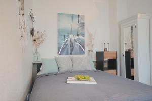 a bed with a tray of fruit on top of it at Ferienwohnung Koje in zentraler Lage zum Schleswiger Dom in Schleswig