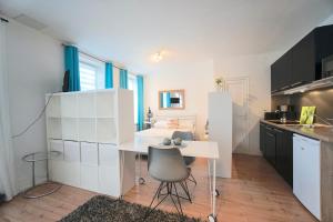 Kuchyň nebo kuchyňský kout v ubytování Ferienwohnung Kajüte am Borbyer Kurpark von Eckernförde
