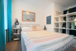 Postel nebo postele na pokoji v ubytování Ferienwohnung Kajüte am Borbyer Kurpark von Eckernförde