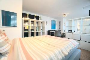 Kuchyň nebo kuchyňský kout v ubytování Ferienwohnung Kajüte am Borbyer Kurpark von Eckernförde + 17 fotografií