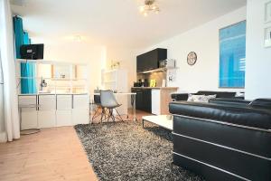 Kuchyň nebo kuchyňský kout v ubytování Ferienwohnung Kajüte am Borbyer Kurpark von Eckernförde
