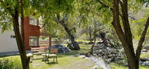 Un jardín fuera de COSTA COM Cabañas
