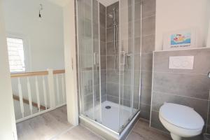 a bathroom with a shower and a toilet at Ferienwohnung - Unterm Dach in Schleswig