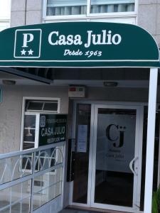 uma placa de casa Julia na frente de um edifício em PENSION CASA JULIO ** em Culleredo