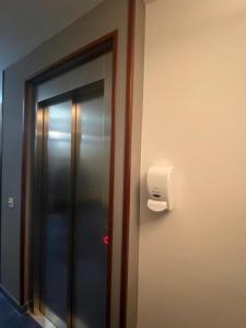 un ascenseur dans une pièce avec un miroir dans l'établissement PENSION CASA JULIO **, à Culleredo