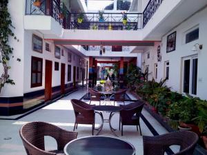 un patio con mesas y sillas en un edificio en Hotel Harmony, en Khajurāho