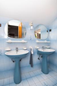 Et badeværelse på Apartments and Room Agiss with pool