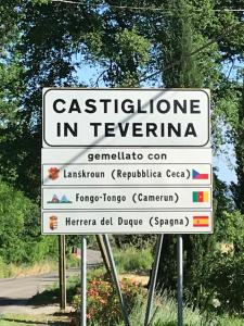 een bord aan de kant van een weg bij castiglione apartament You&Me in Castiglione in Teverina