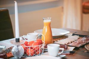 einen Tisch mit einem Teller Essen und einer Flasche Orangensaft in der Unterkunft Hotel Restaurant Bürchnerhof in Bürchen