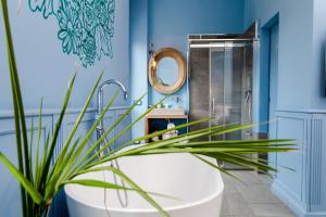 uma casa de banho com uma banheira e uma planta em Bello!Lake Como Suites em Como mais 37 fotografias