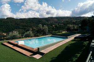 a swimming pool with a view of a mountain at Casa Nova Agroturismo in Resende