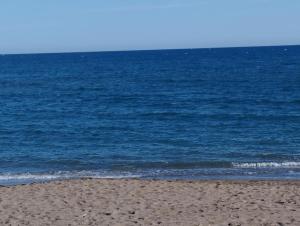 piaszczysta plaża z oceanem w tle w obiekcie FUENGIROLA APARTAMENT SUN&BEACH w mieście Fuengirola