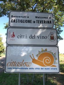 una señal para la entrada a una cata de vinos en castiglione apartament You&Me, en Castiglione in Teverina