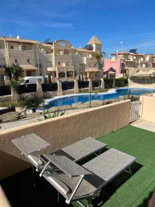 widok na basen z balkonu budynku w obiekcie Apartamento Nemingzhen Tarifa w mieście Tarifa