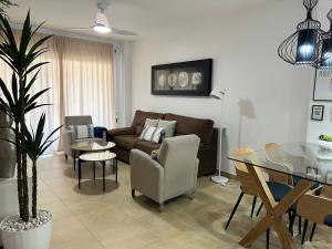 salon z kanapą i szklanym stołem w obiekcie Apartamento Nemingzhen Tarifa w mieście Tarifa