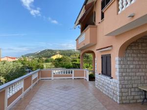 - Balcón de casa con vistas en Apartman Ivanka, en Barbat na Rabu