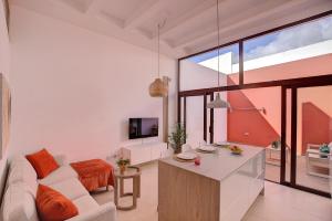 - un salon avec un canapé et une table dans l'établissement Elita Apartment, à Los Llanos de Aridane