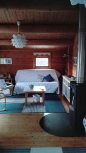 een slaapkamer met een bed en een tafel in een kamer bij Das blaue Häuschen in Westerholz