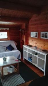 een slaapkamer met een bed en een tafel en een gitaar bij Das blaue Häuschen in Westerholz