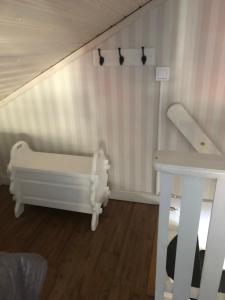 Katil atau katil-katil dalam bilik di Gävle hel Lägenhet Stuga i 2 plan 28 m2 Centrum 3 Furuvik 9