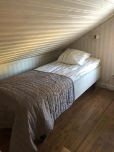 Säng eller sängar i ett rum på Gävle Järvsta nära Furuvik och centrala Gävle