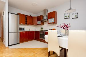 Kuchyňa alebo kuchynka v ubytovaní Mokotów Apartment Bluszczańska by Noclegi Renters