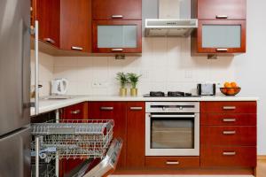 Kuchyňa alebo kuchynka v ubytovaní Mokotów Apartment Bluszczańska by Noclegi Renters