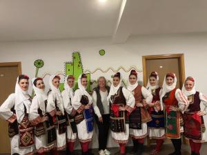 um grupo de mulheres em quimonos posando para uma foto em Hostel Room em Banja Luka