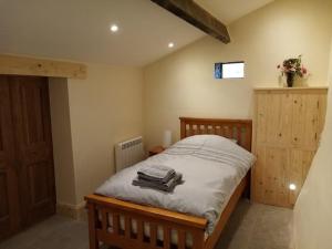 Llit o llits en una habitació de Rural getaway with a view - Old Spout Barn