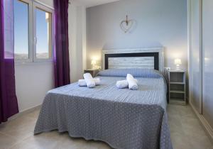 sypialnia z łóżkiem i dwiema poduszkami w obiekcie Apartamentos Rubino (13º-B) w mieście Calpe
