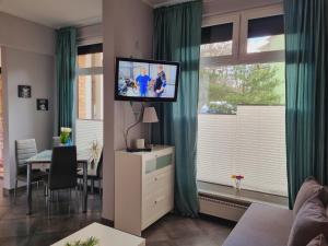 Televízia a/alebo spoločenská miestnosť v ubytovaní Apartament Turystyczna-blisko od morza