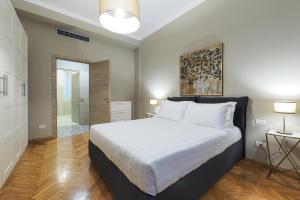 um quarto com uma cama grande e uma casa de banho em Contempora Apartments - Cavallotti 13 - B23 em Milão