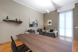 uma sala de estar com uma mesa e um sofá em Contempora Apartments - Cavallotti 13 - B23 em Milão