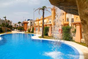 basen w ośrodku wypoczynkowym z fontanną w obiekcie Apartamento Nemingzhen Tarifa w mieście Tarifa