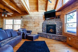 Una sala de estar con un sofá y una chimenea. en Little Cub Retreat Mtn View, Hot Tub, Indoor Pool, en Gatlinburg