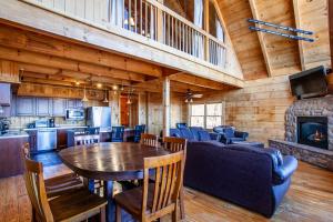 una sala de estar con una mesa y un sofá en Little Cub Retreat Mtn View, Hot Tub, Indoor Pool, en Gatlinburg