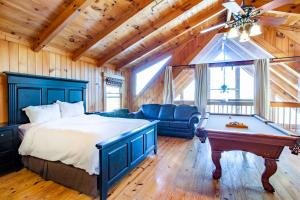 1 dormitorio con cama y mesa de billar en Little Cub Retreat Mtn View, Hot Tub, Indoor Pool, en Gatlinburg