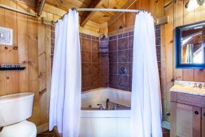 Un baño con ducha, bañera y WC. en Little Cub Retreat Mtn View, Hot Tub, Indoor Pool, en Gatlinburg 51 fotos más