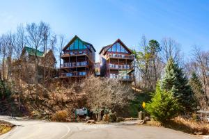 una casa grande al lado de una colina en Little Cub Retreat Mtn View, Hot Tub, Indoor Pool, en Gatlinburg