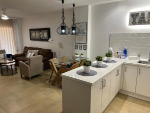 kuchnia i salon ze stołem i kanapą w obiekcie Apartamento Nemingzhen Tarifa w mieście Tarifa