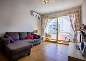 Televízia a/alebo spoločenská miestnosť v ubytovaní Apartamentos Mare Nostrum 8-5º-E