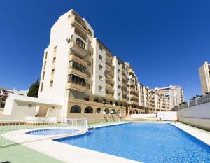 Bazén v ubytovaní Apartamentos Mare Nostrum 8-5º-E alebo v jeho blízkosti