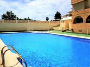 Bazén v ubytovaní Apartamentos Mare Nostrum 8-5º-E alebo v jeho blízkosti