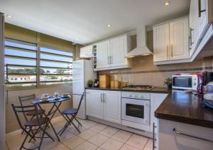 Kuchyňa alebo kuchynka v ubytovaní Apartamentos Mare Nostrum 8-5º-E