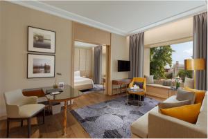 Зона вітальні в Welcomhotel by ITC Hotels, Raja Sansi, Amritsar
