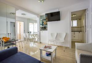 A television and/or entertainment centre at Apartamentos President 3ºD